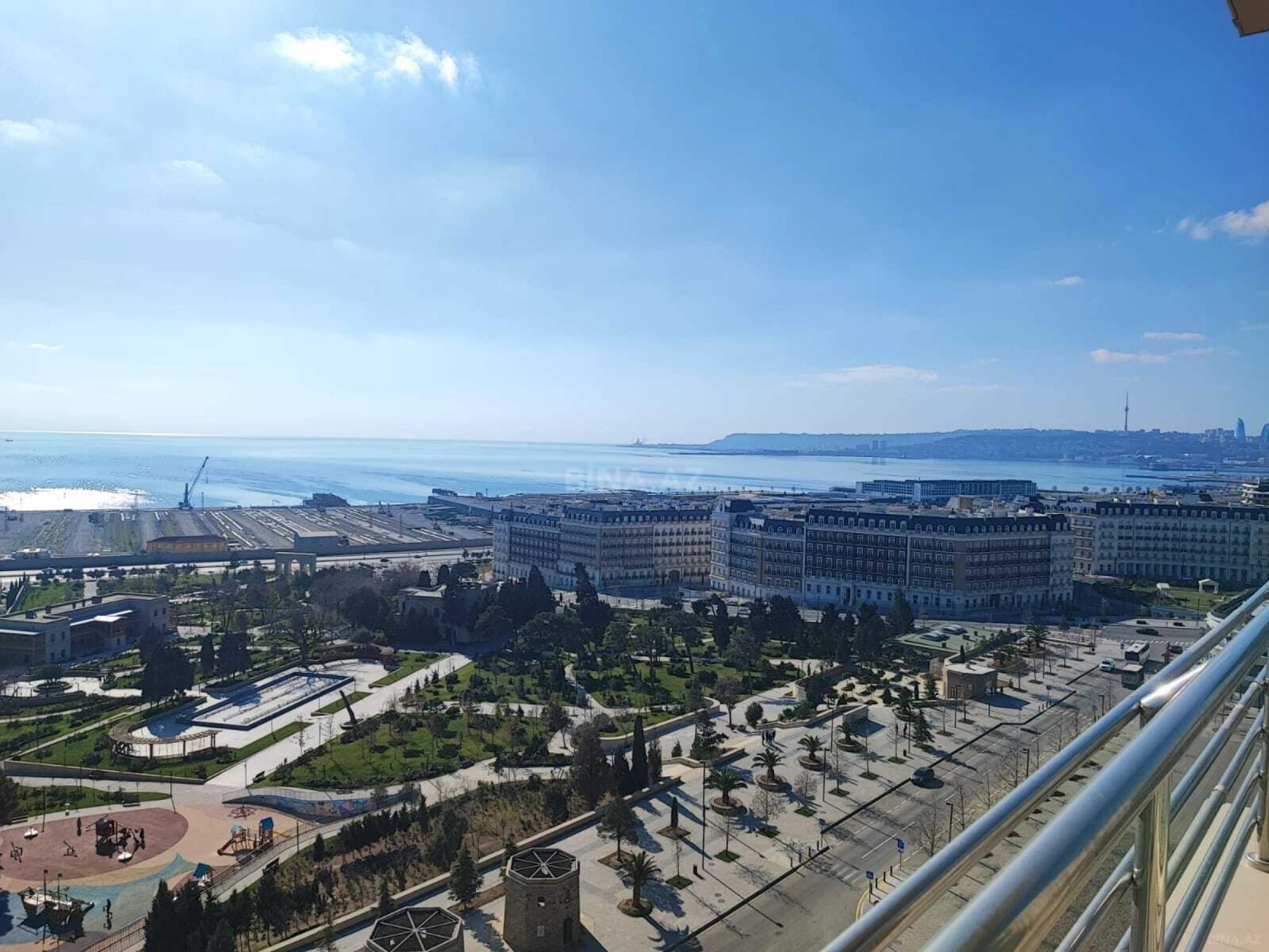 Satılır 4 otaqlı mənzil 185 m²