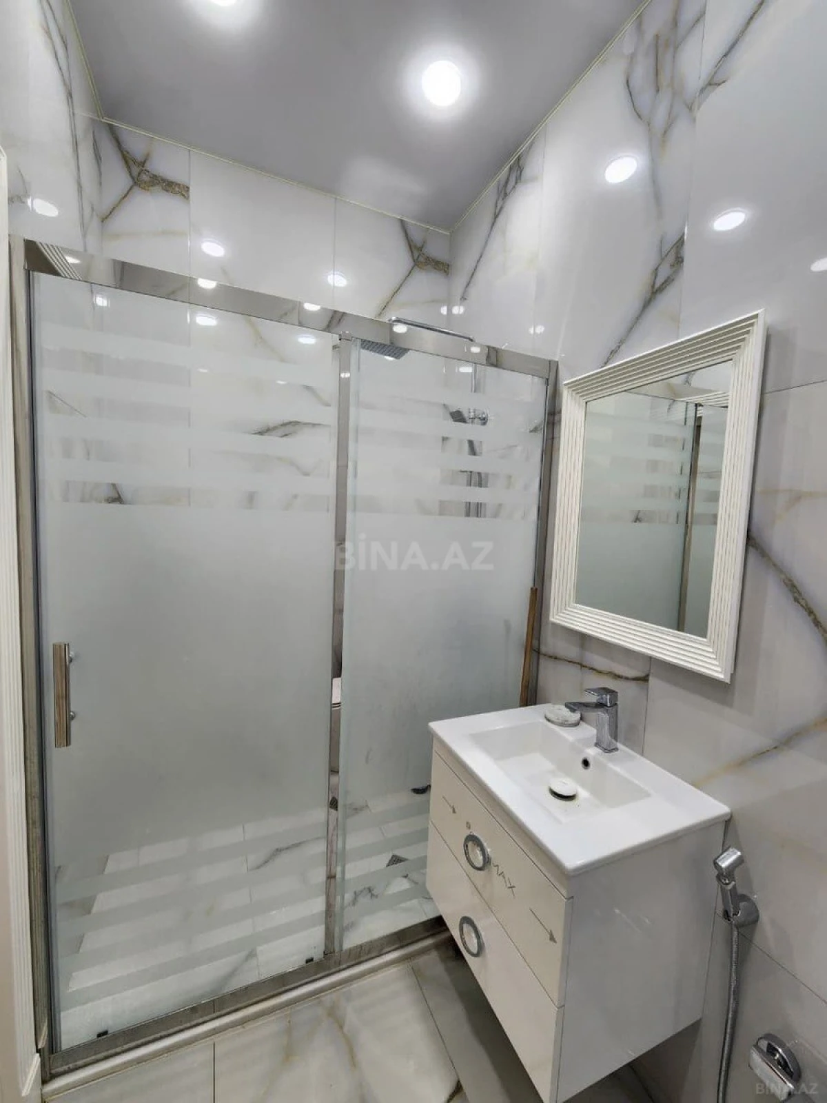 Kirayə verilir 2 otaqlı mənzil 90 m²