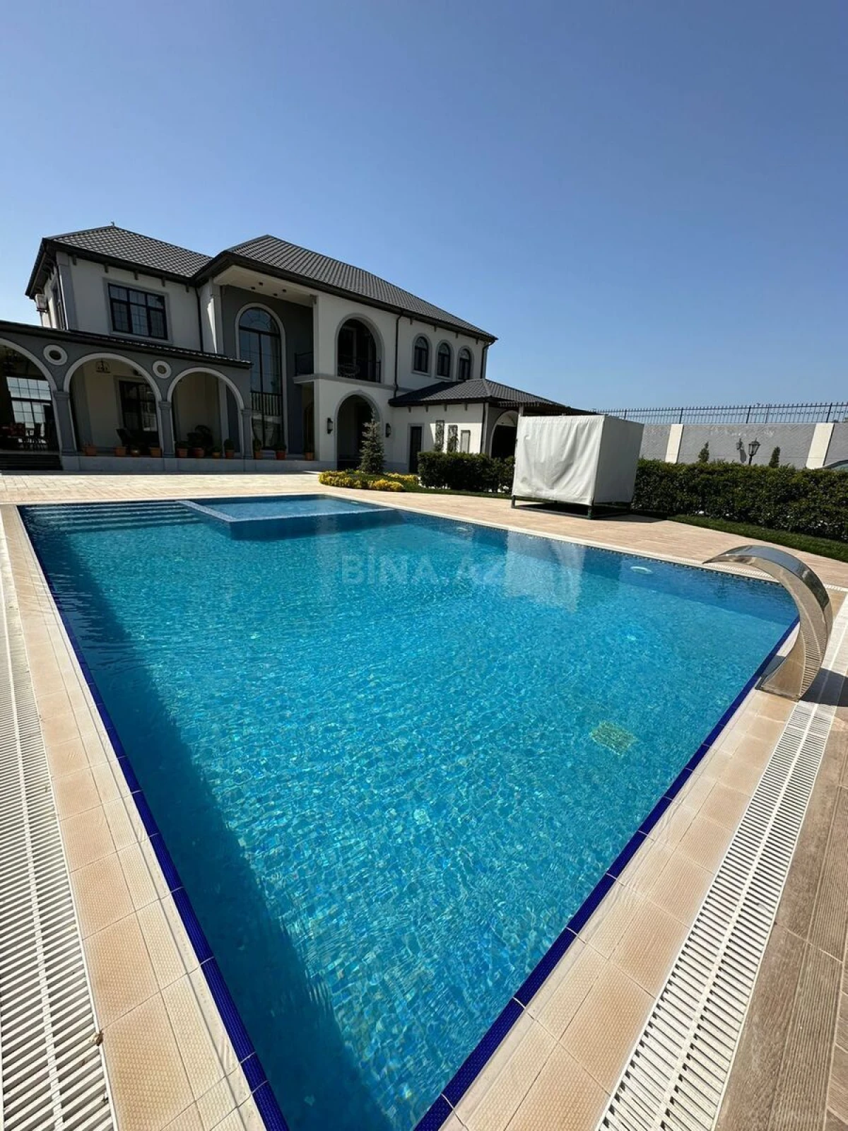 Kirayə verilir 6 otaqlı həyət evi 600 m²