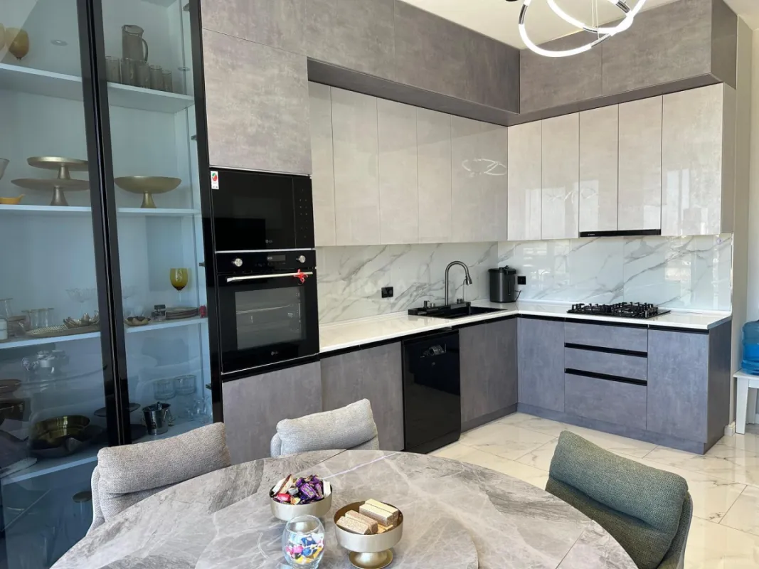 Satılır 3 otaqlı mənzil 140 m²