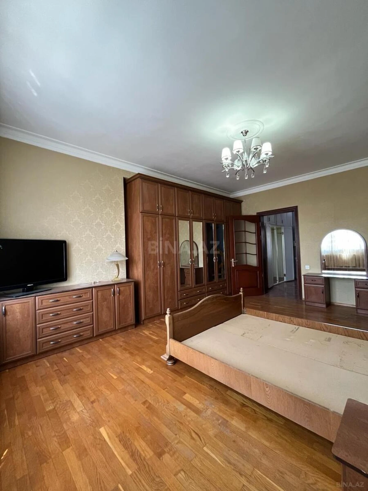 Satılır 6 otaqlı mənzil 190 m²