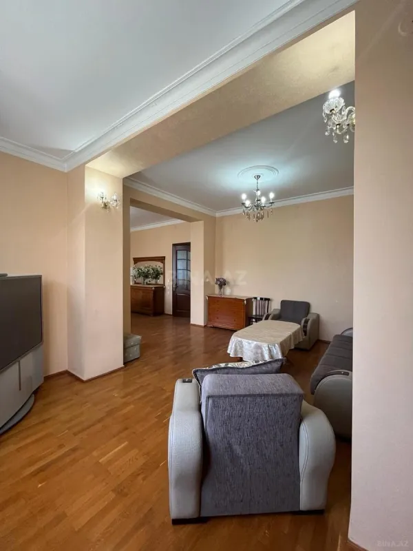 Satılır 6 otaqlı mənzil 190 m²