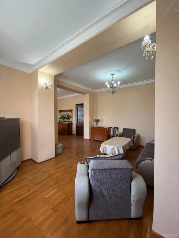 Satılır 6 otaqlı mənzil 190 m²