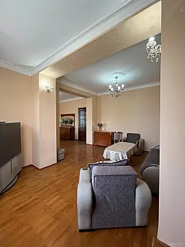 Satılır 6 otaqlı mənzil 190 m²
