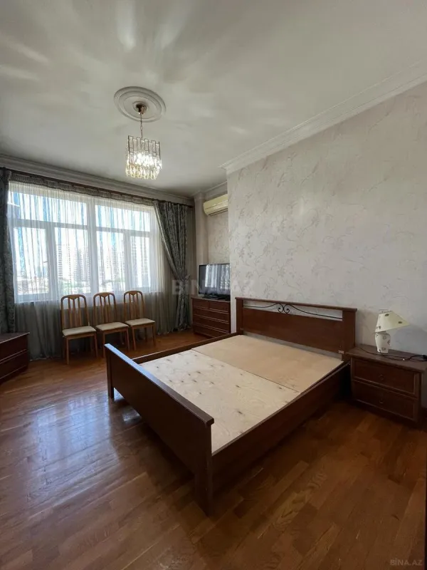 Satılır 6 otaqlı mənzil 190 m²