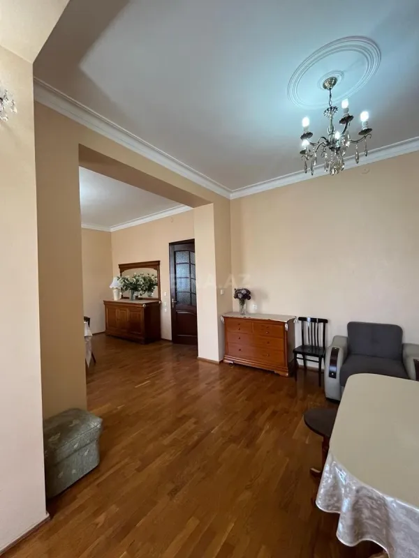 Satılır 6 otaqlı mənzil 190 m²