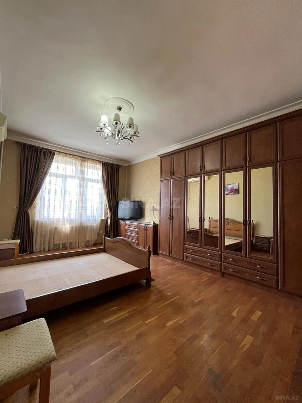 Satılır 6 otaqlı mənzil 190 m²