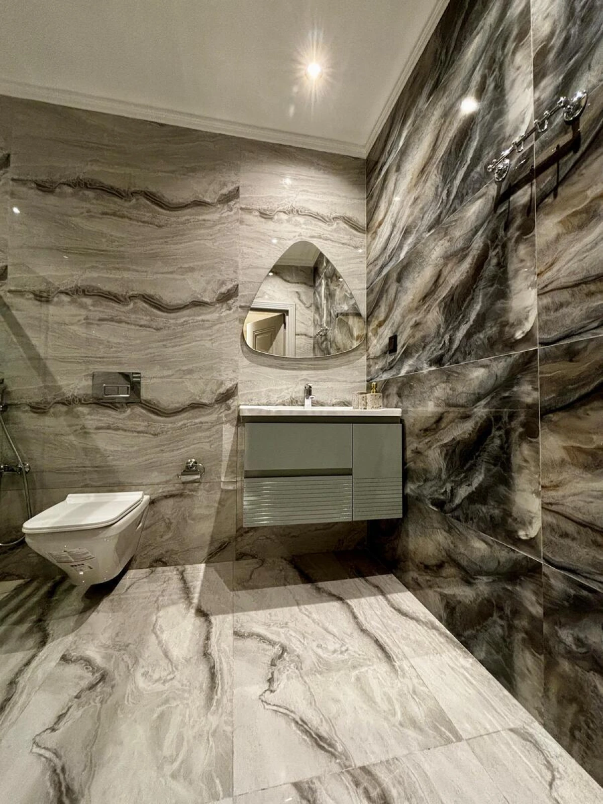 Satılır 2 otaqlı mənzil 80.7 m²