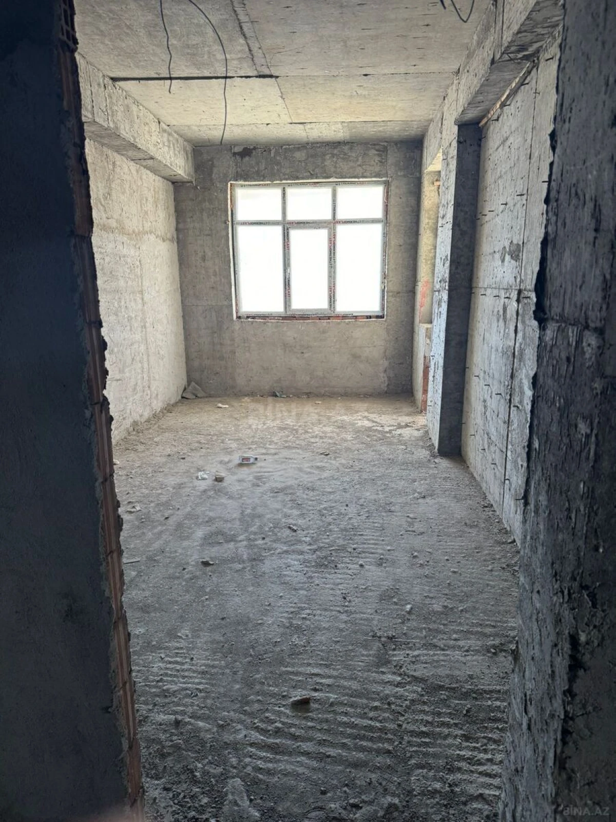 Satılır 4 otaqlı mənzil 181 m²