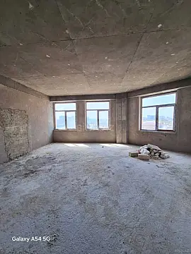 Satılır 4 otaqlı mənzil 181 m²