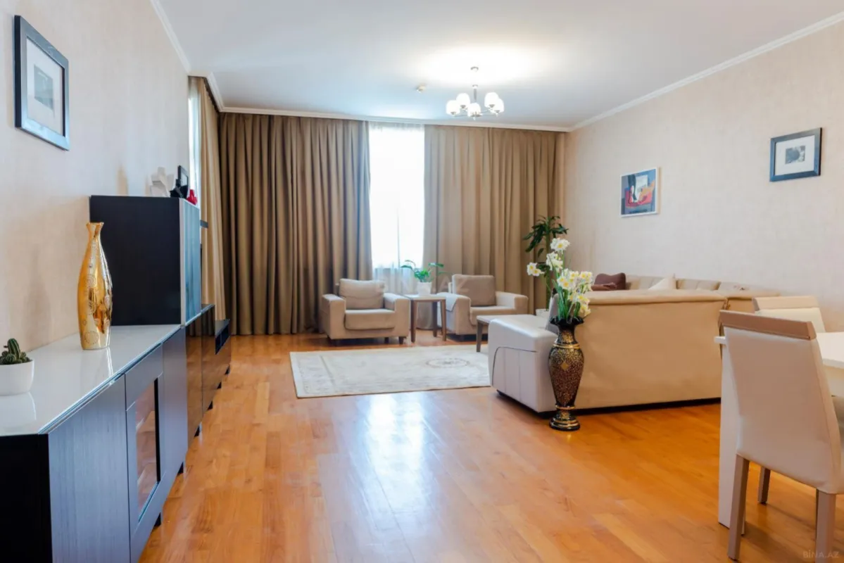 Kirayə verilir 4 otaqlı mənzil 230 m²