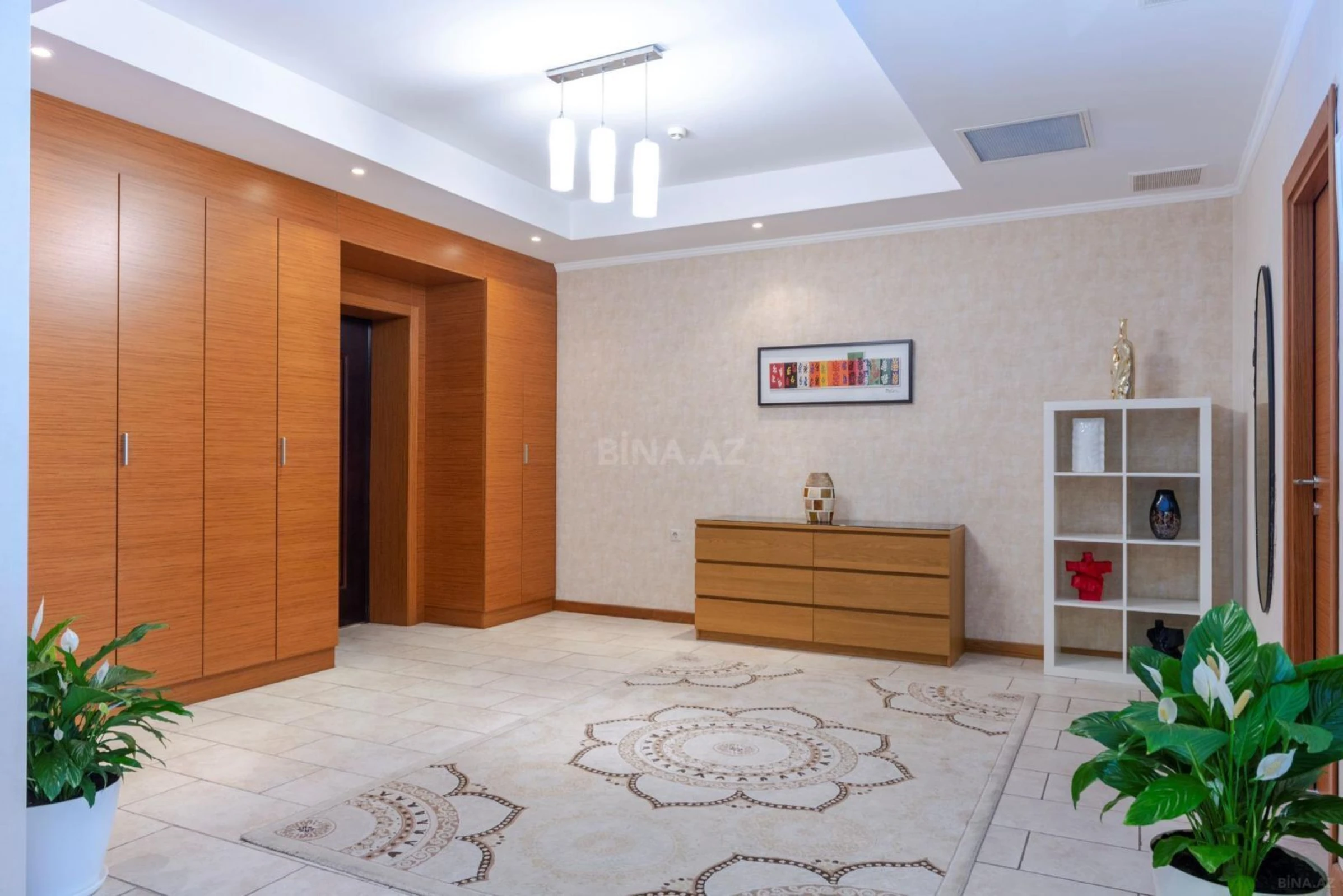 Kirayə verilir 4 otaqlı mənzil 230 m²