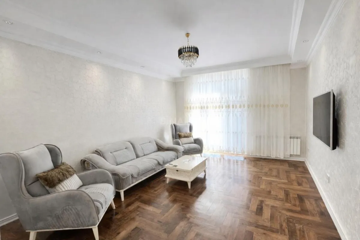 Kirayə verilir 2 otaqlı mənzil 95 m²