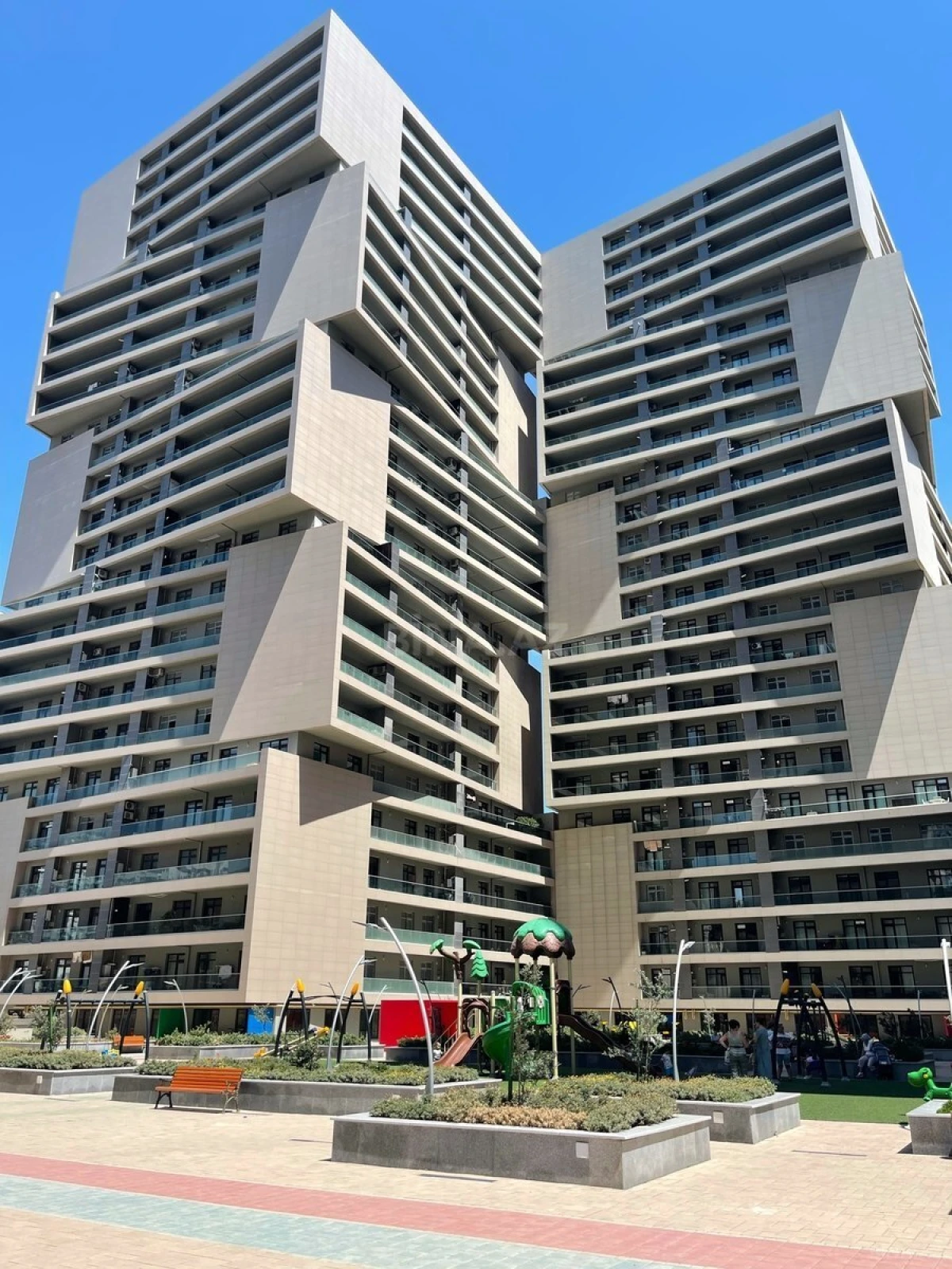 Satılır 4 otaqlı mənzil 178 m²