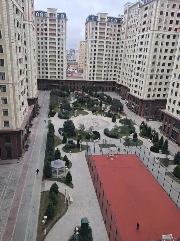 Satılır 5 otaqlı mənzil 247 m²