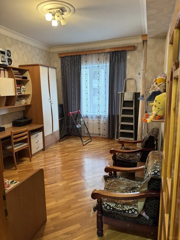 Satılır 4 otaqlı mənzil 178 m²