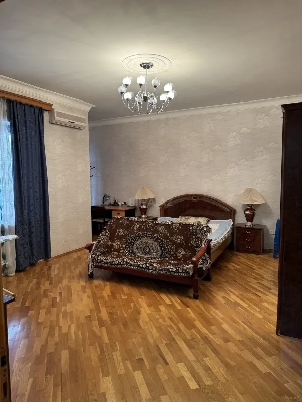 Satılır 4 otaqlı mənzil 178 m²