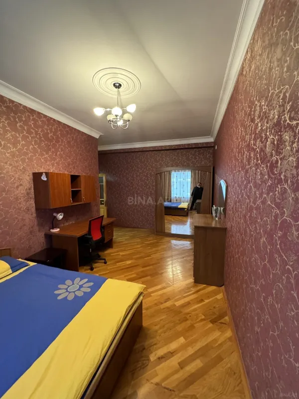 Satılır 4 otaqlı mənzil 178 m²