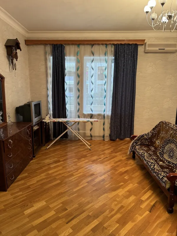Satılır 4 otaqlı mənzil 178 m²