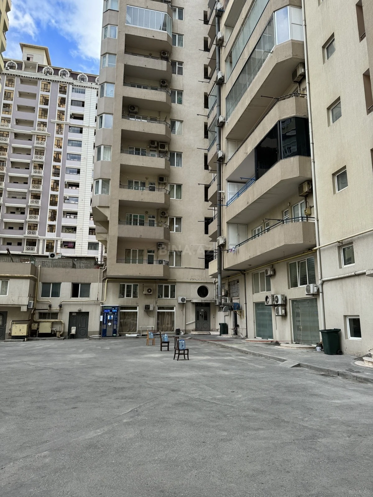 Satılır 4 otaqlı mənzil 178 m²