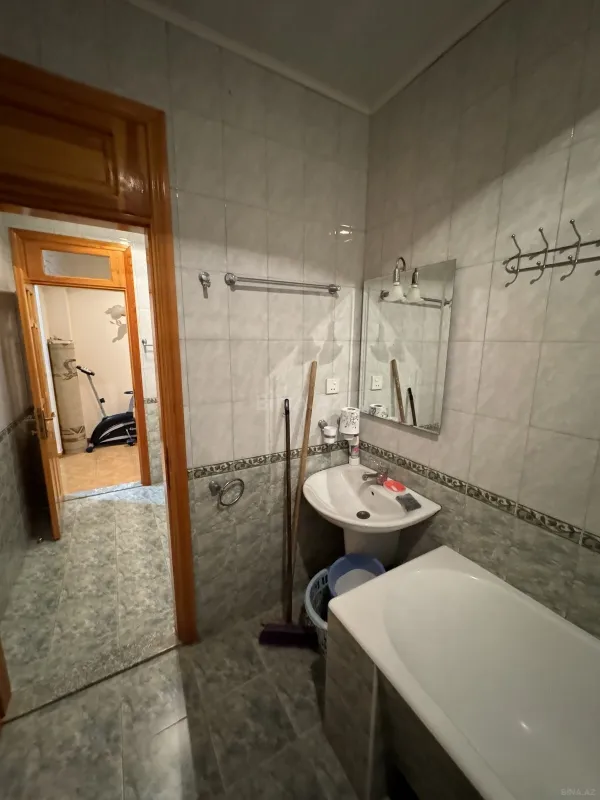 Satılır 4 otaqlı mənzil 178 m²