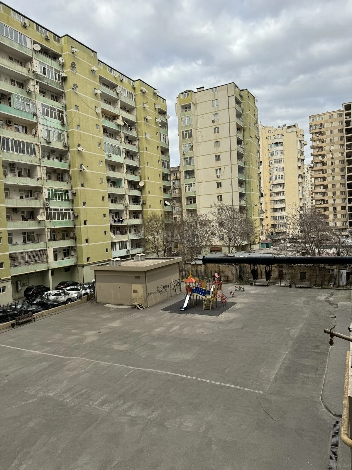Satılır 4 otaqlı mənzil 178 m²