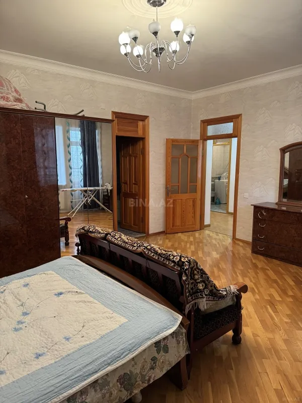 Satılır 4 otaqlı mənzil 178 m²