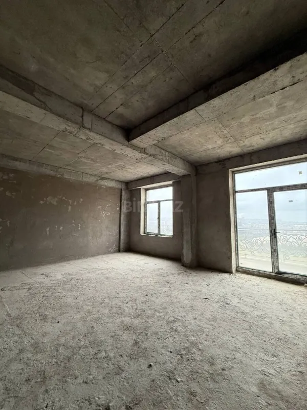 Satılır 4 otaqlı mənzil 195 m²