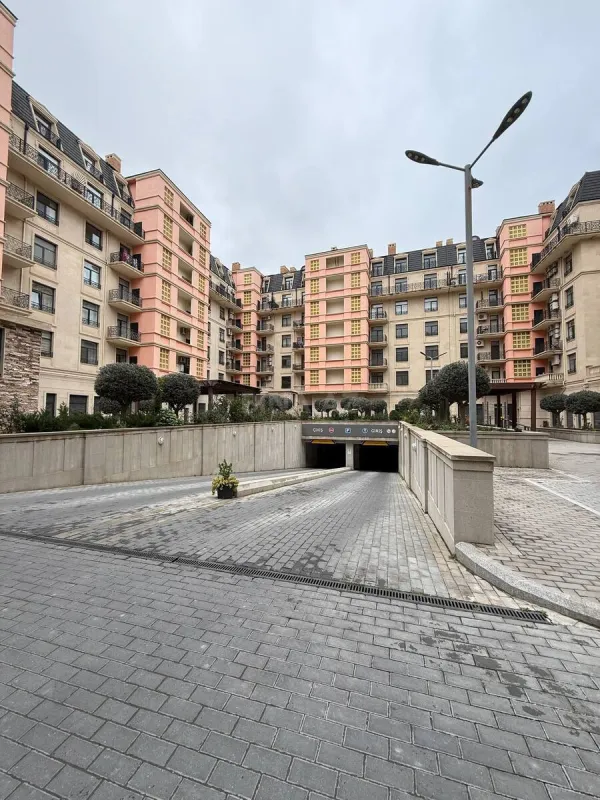 Satılır 4 otaqlı mənzil 195 m²