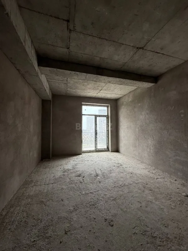 Satılır 4 otaqlı mənzil 195 m²