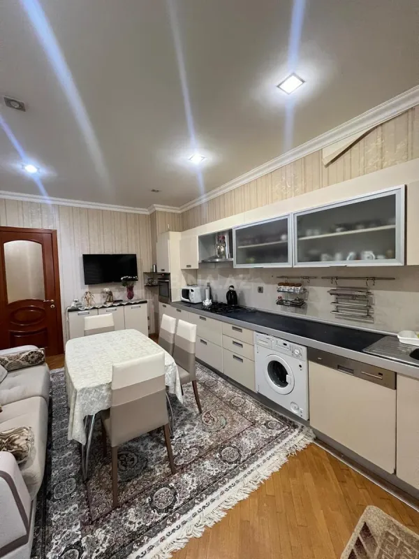 Satılır 4 otaqlı mənzil 165 m²