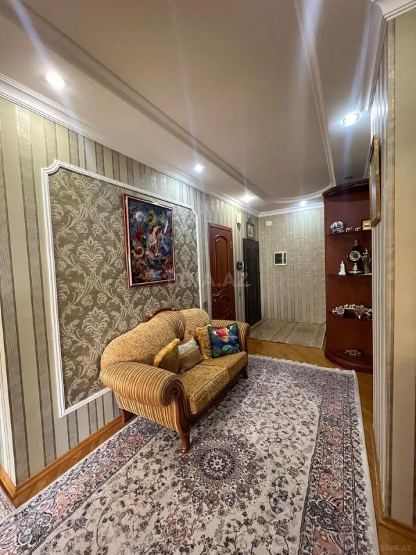 Satılır 4 otaqlı mənzil 165 m²