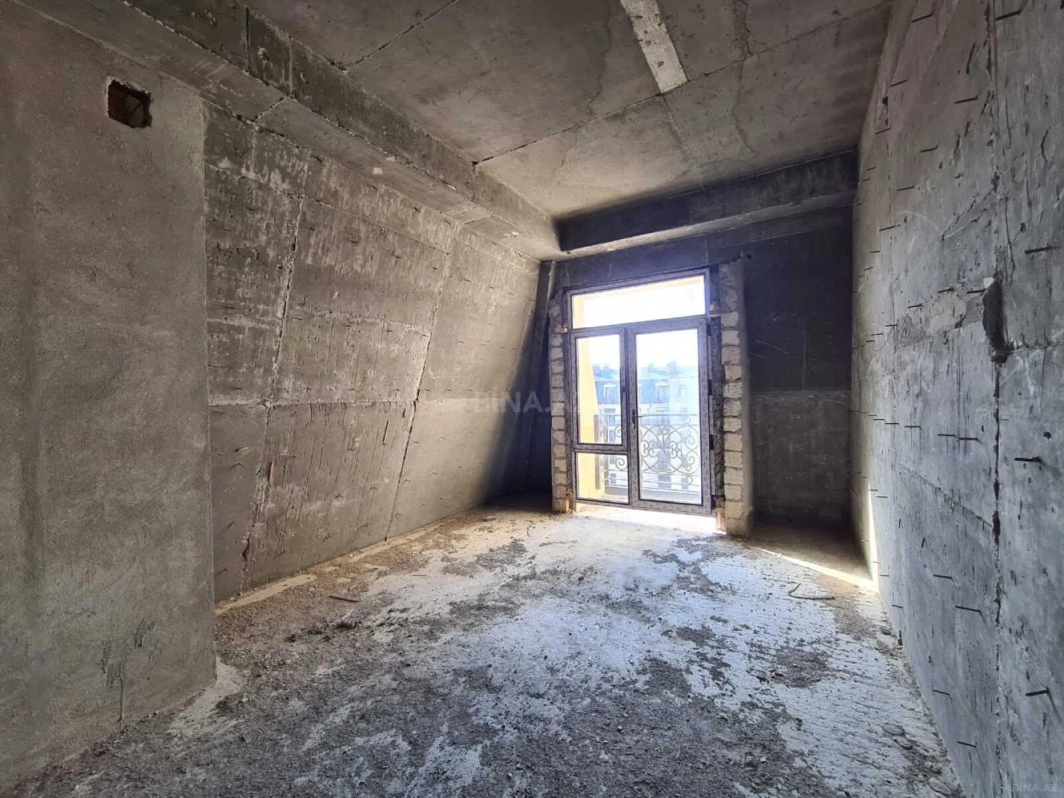 Satılır 2 otaqlı mənzil 82 m²