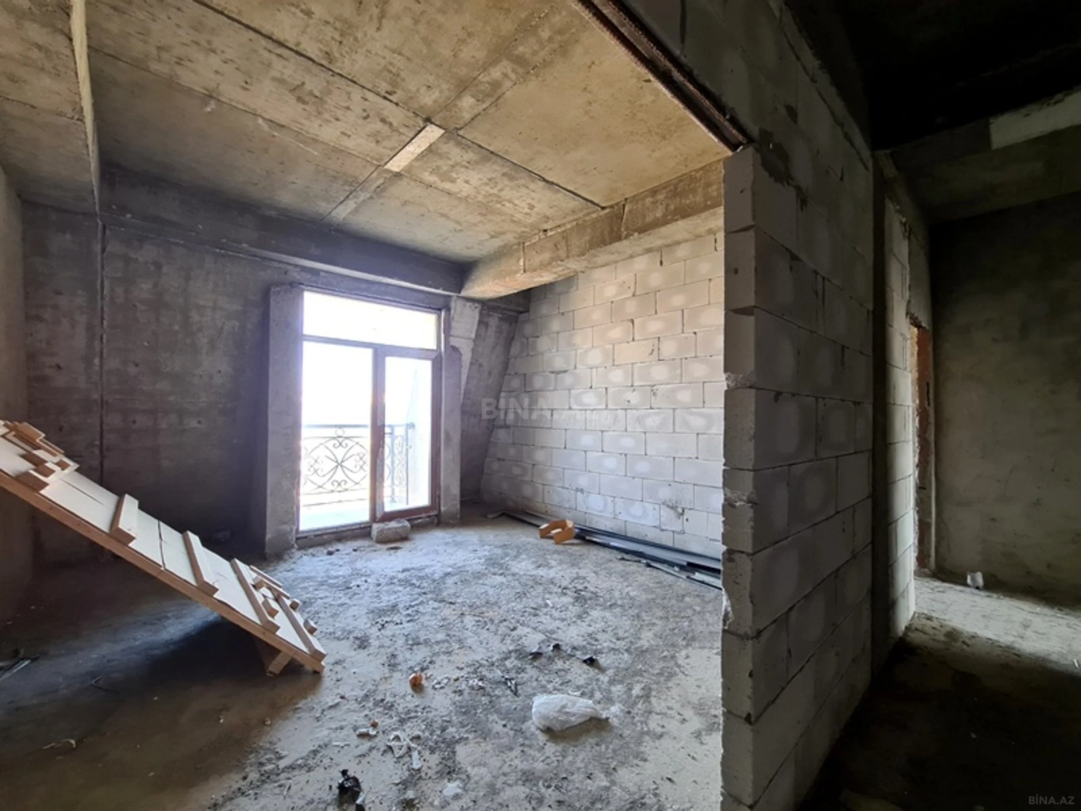 Satılır 2 otaqlı mənzil 82 m²