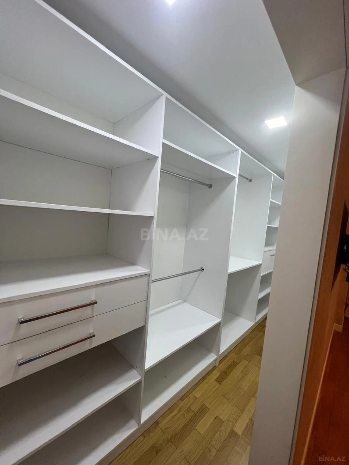Satılır 3 otaqlı mənzil 142 m²