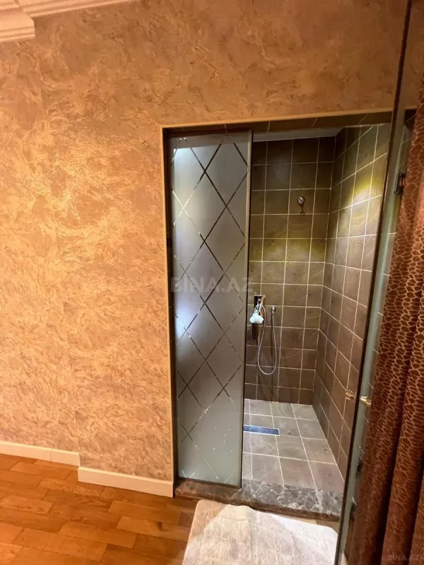 Satılır 3 otaqlı mənzil 142 m²