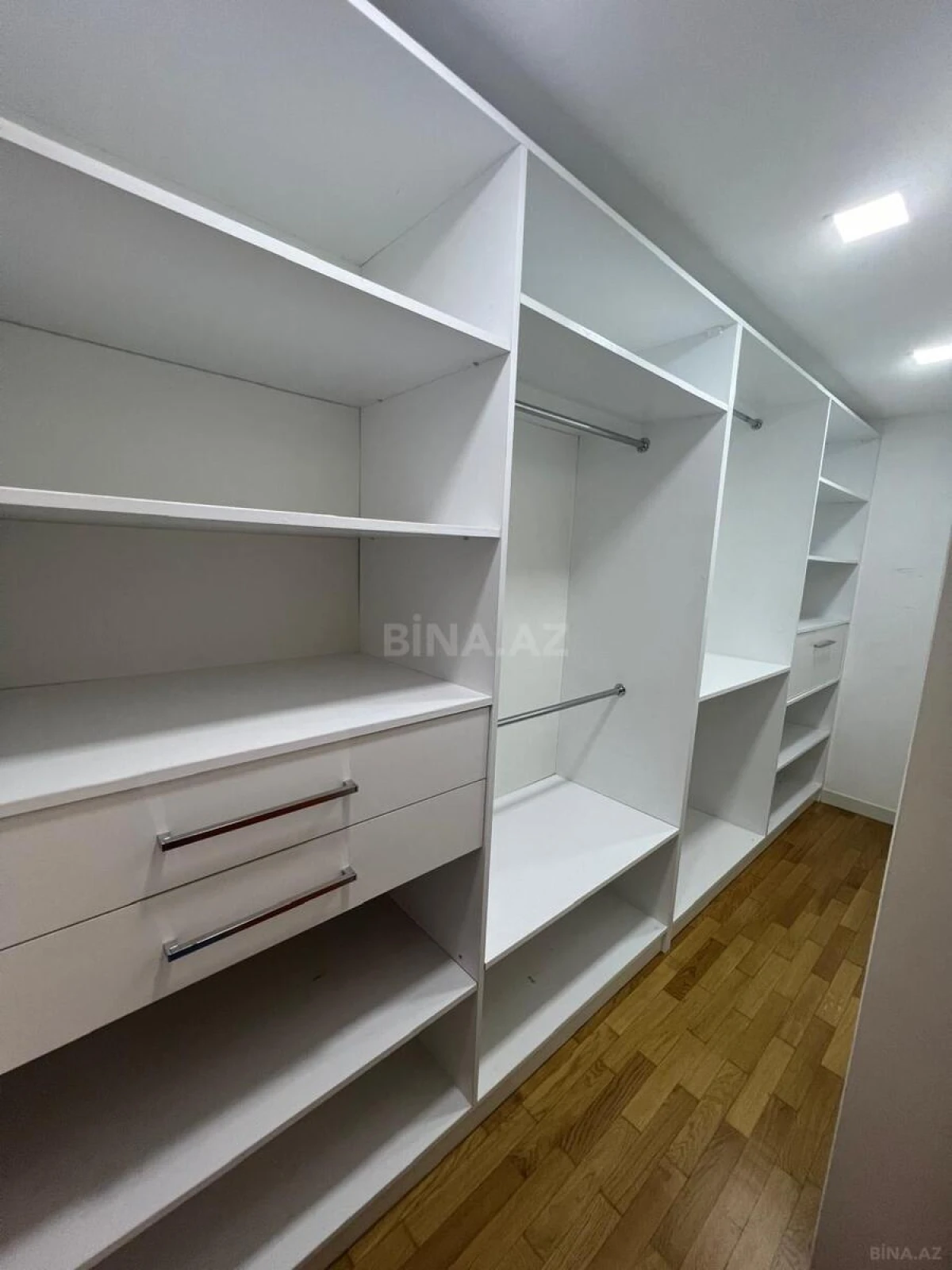 Satılır 3 otaqlı mənzil 142 m²