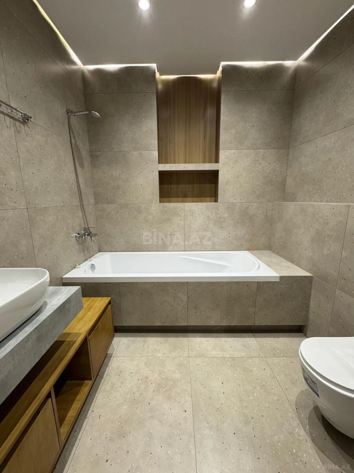 Satılır 4 otaqlı mənzil 183 m²