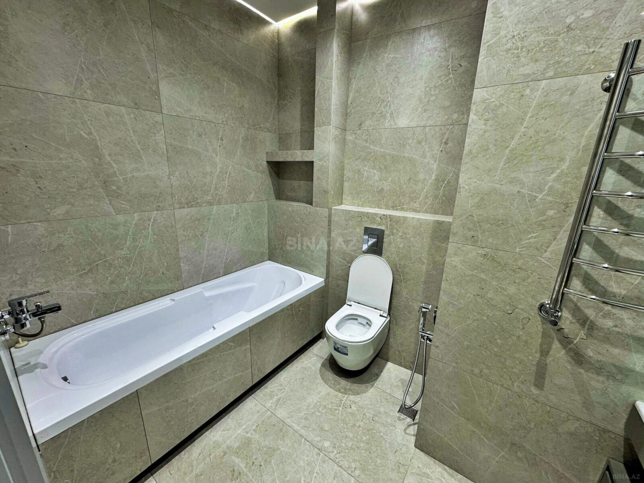 Satılır 4 otaqlı mənzil 183 m²