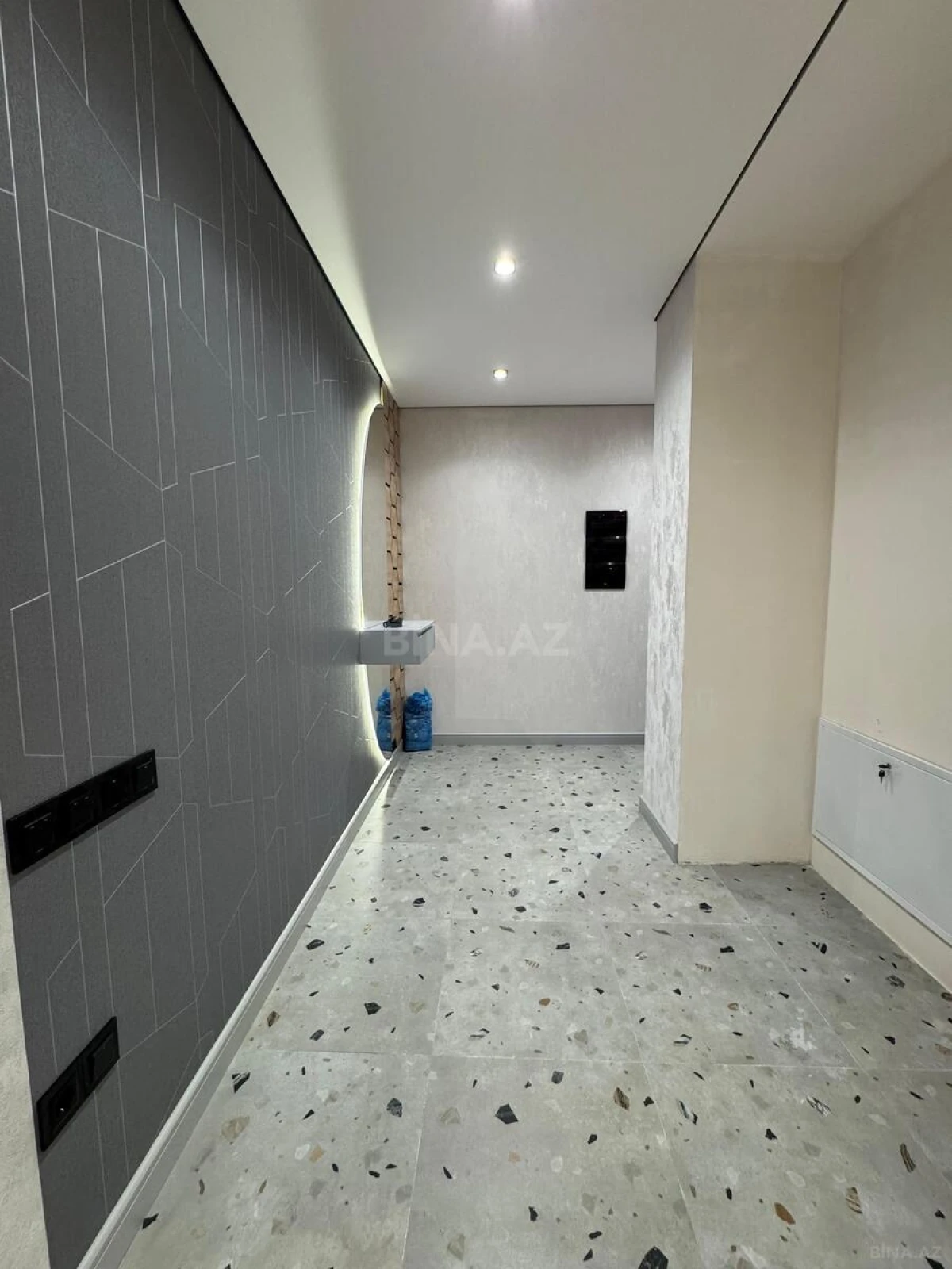 Satılır 4 otaqlı mənzil 183 m²