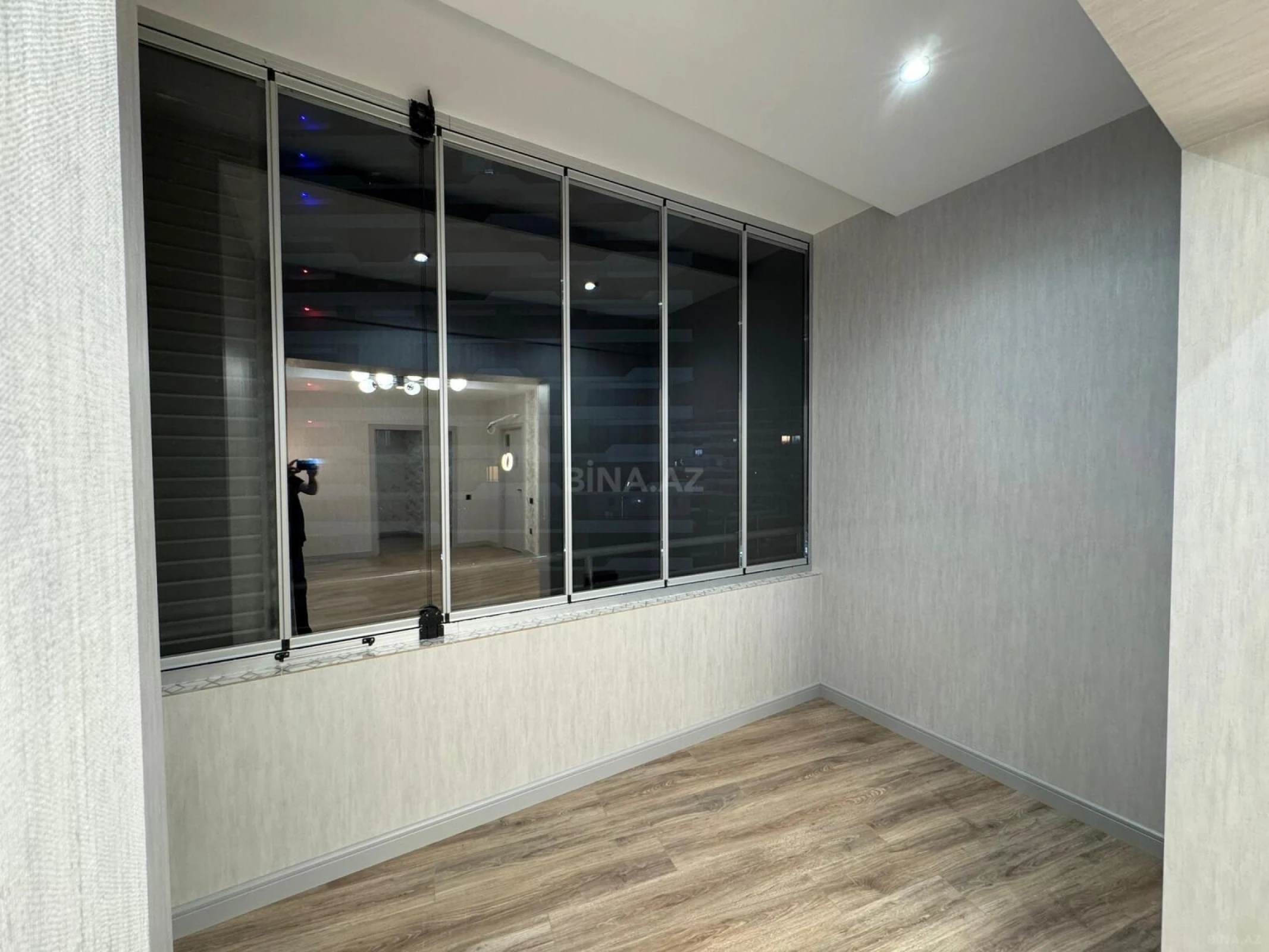 Satılır 4 otaqlı mənzil 183 m²