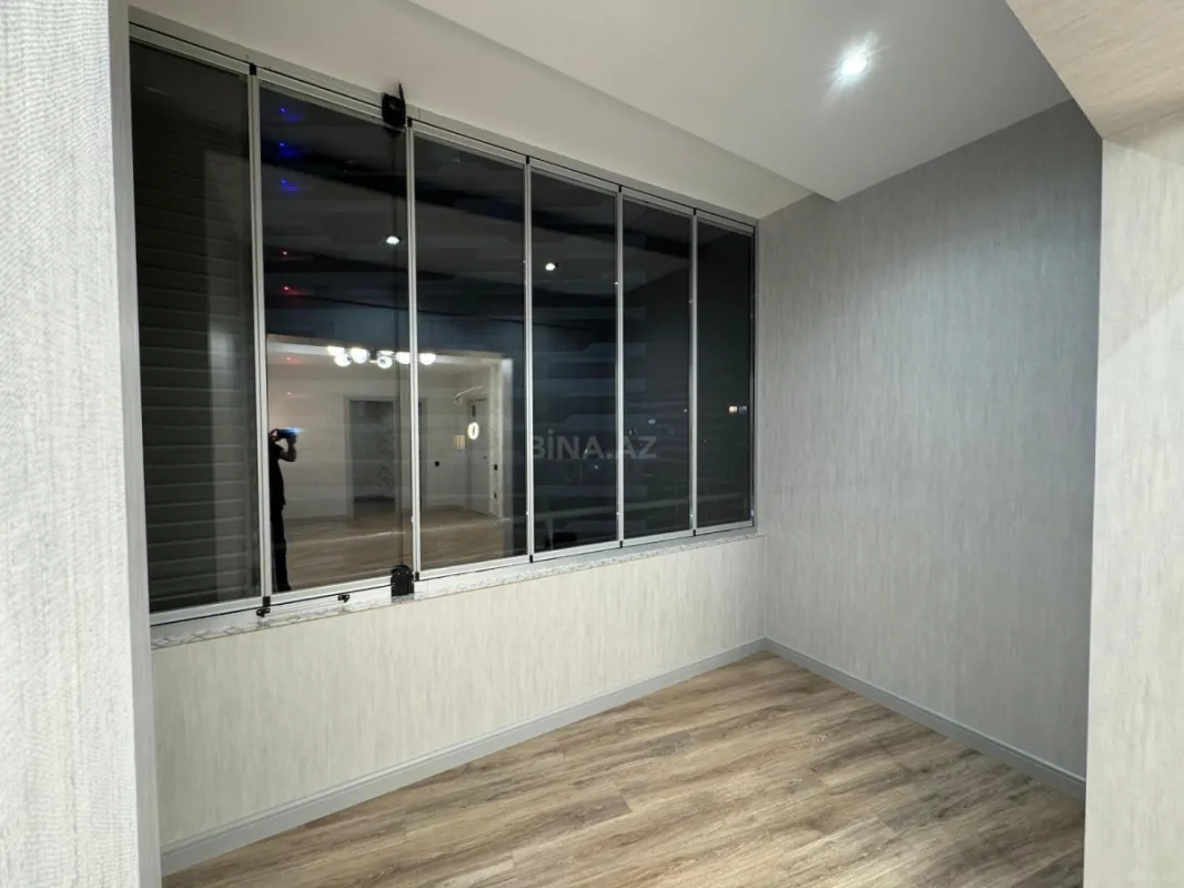 Satılır 4 otaqlı mənzil 183 m²