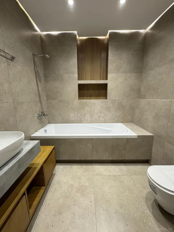 Satılır 4 otaqlı mənzil 183 m²