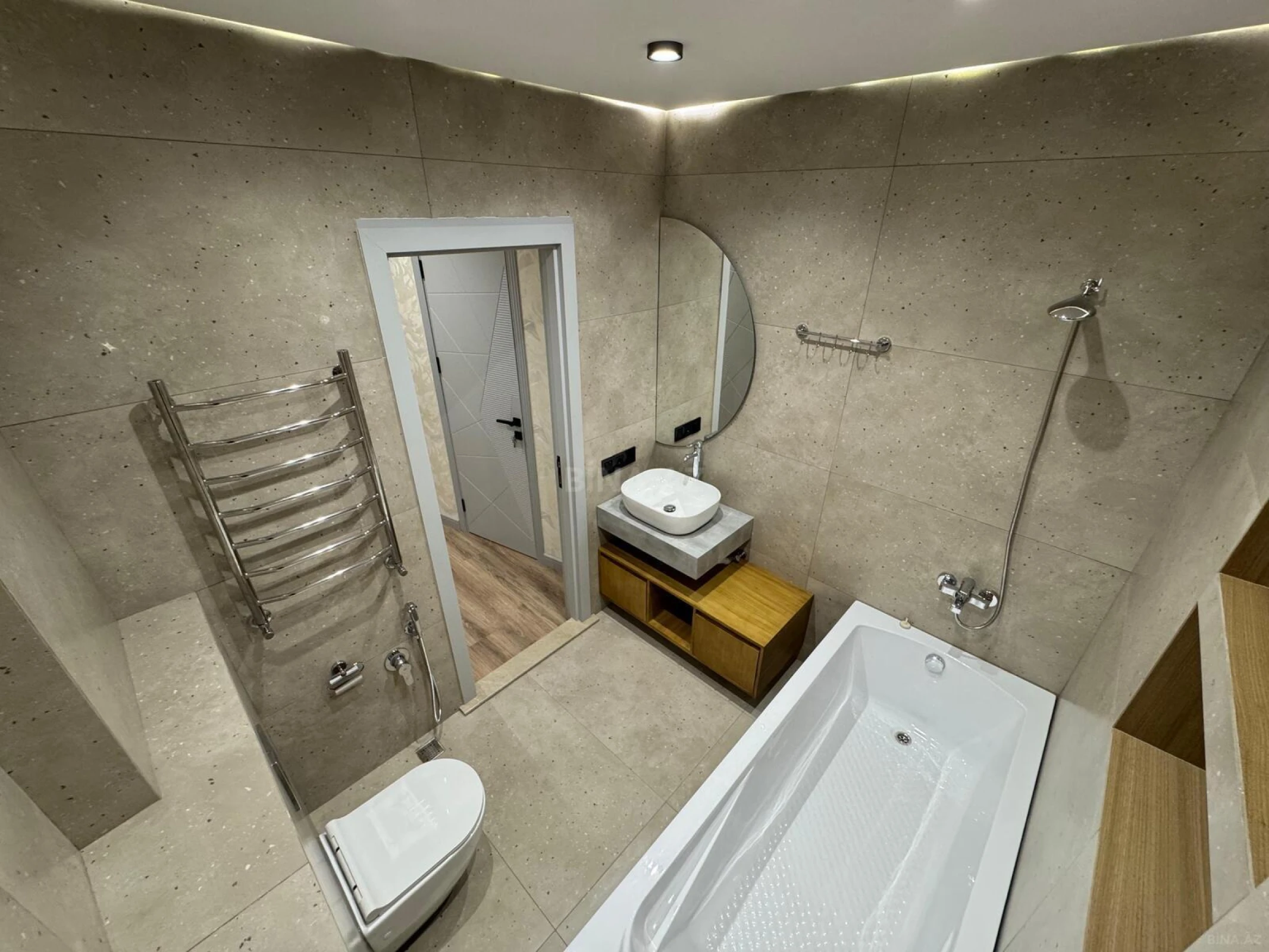 Satılır 4 otaqlı mənzil 183 m²