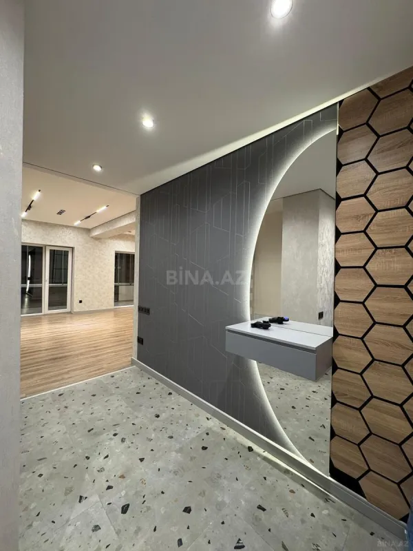 Satılır 4 otaqlı mənzil 183 m²