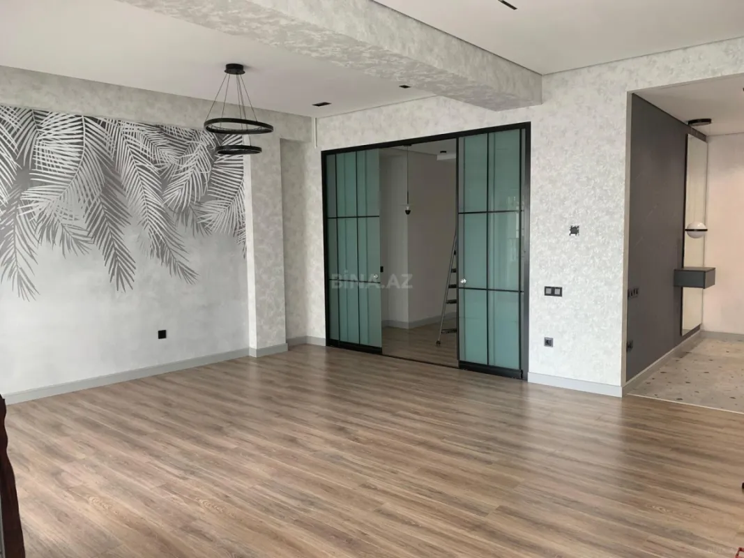 Satılır 4 otaqlı mənzil 183 m²