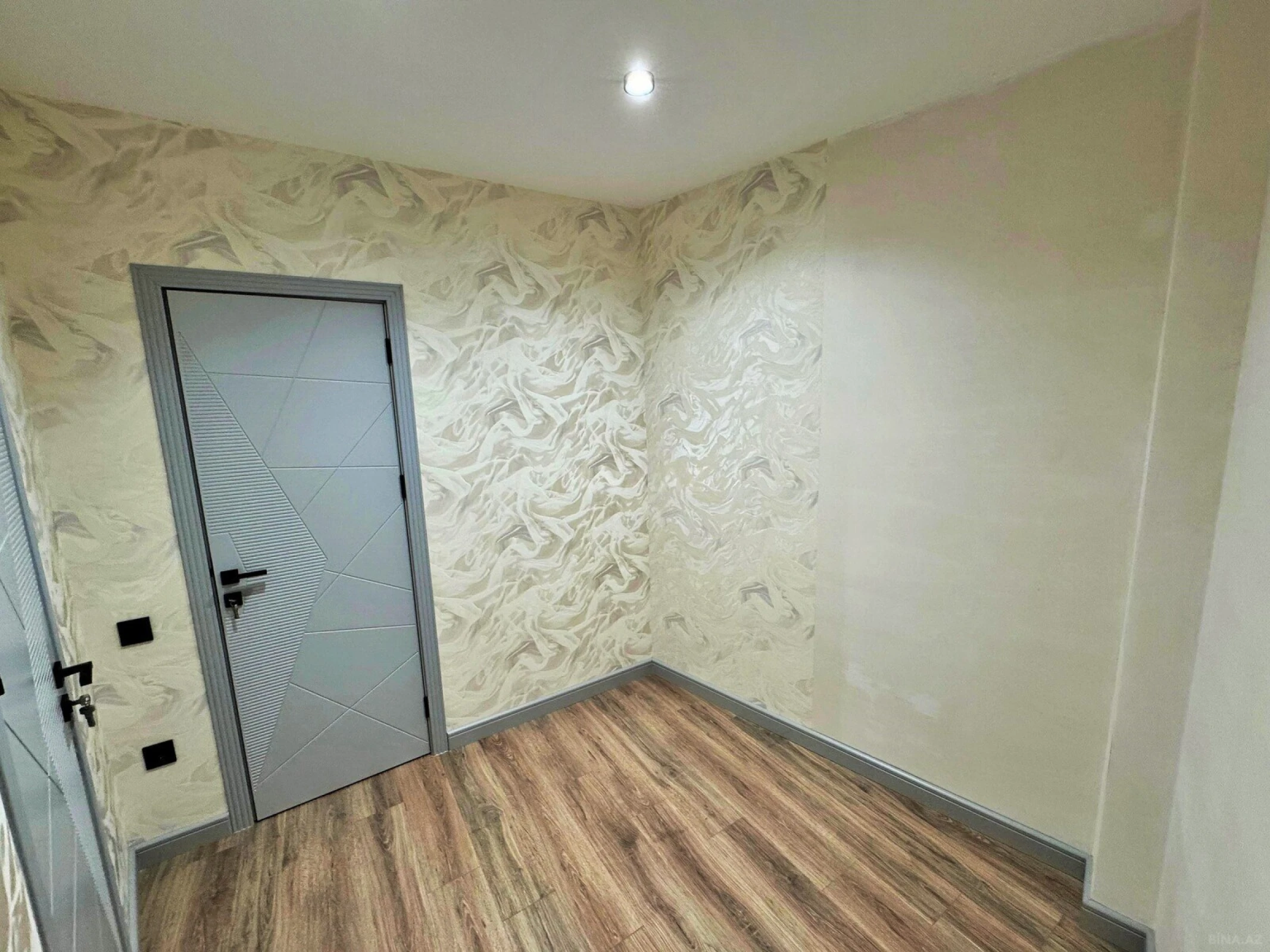 Satılır 4 otaqlı mənzil 183 m²