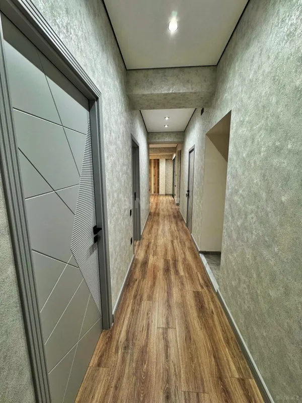 Satılır 4 otaqlı mənzil 183 m²