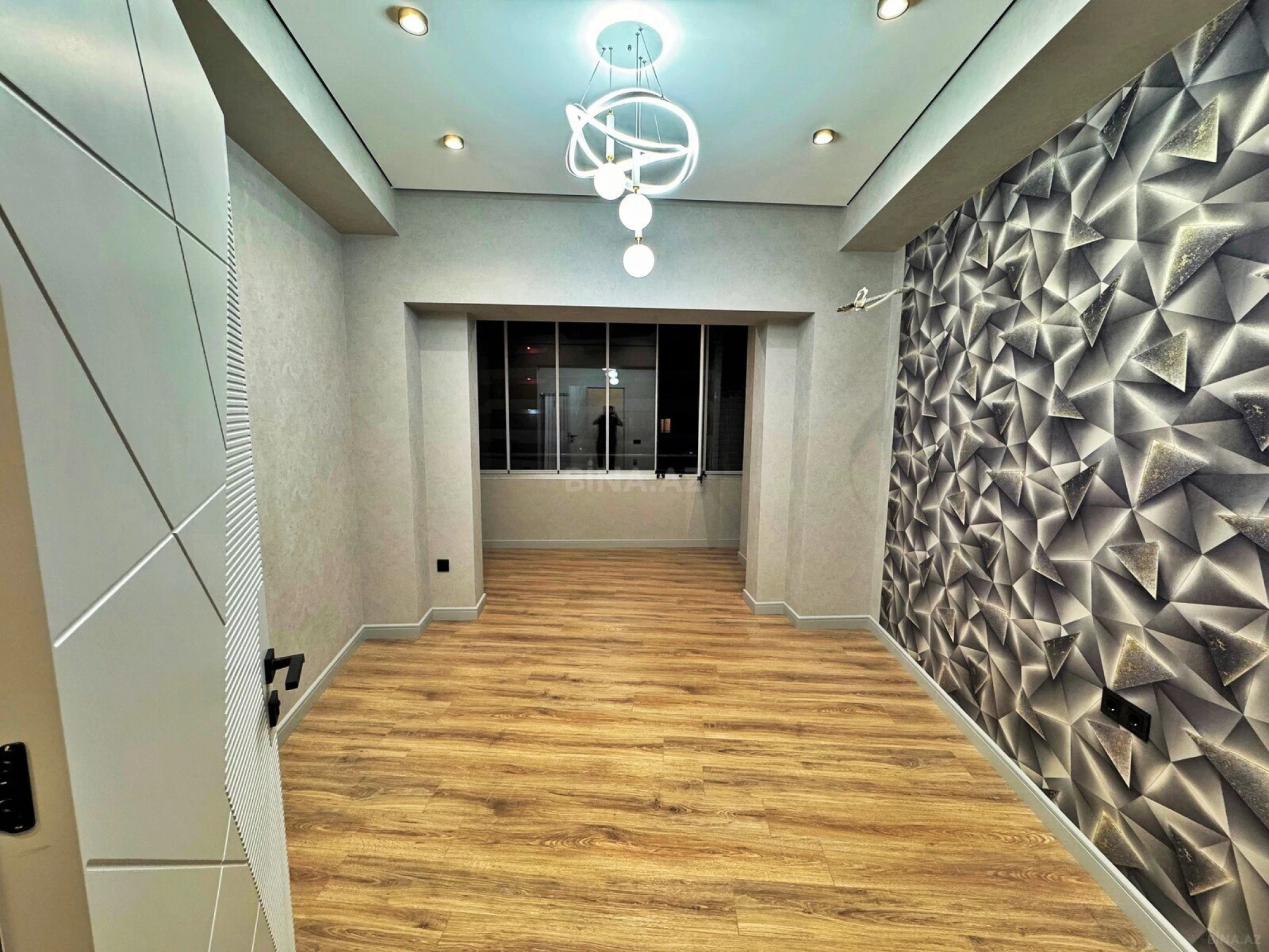 Satılır 4 otaqlı mənzil 183 m²