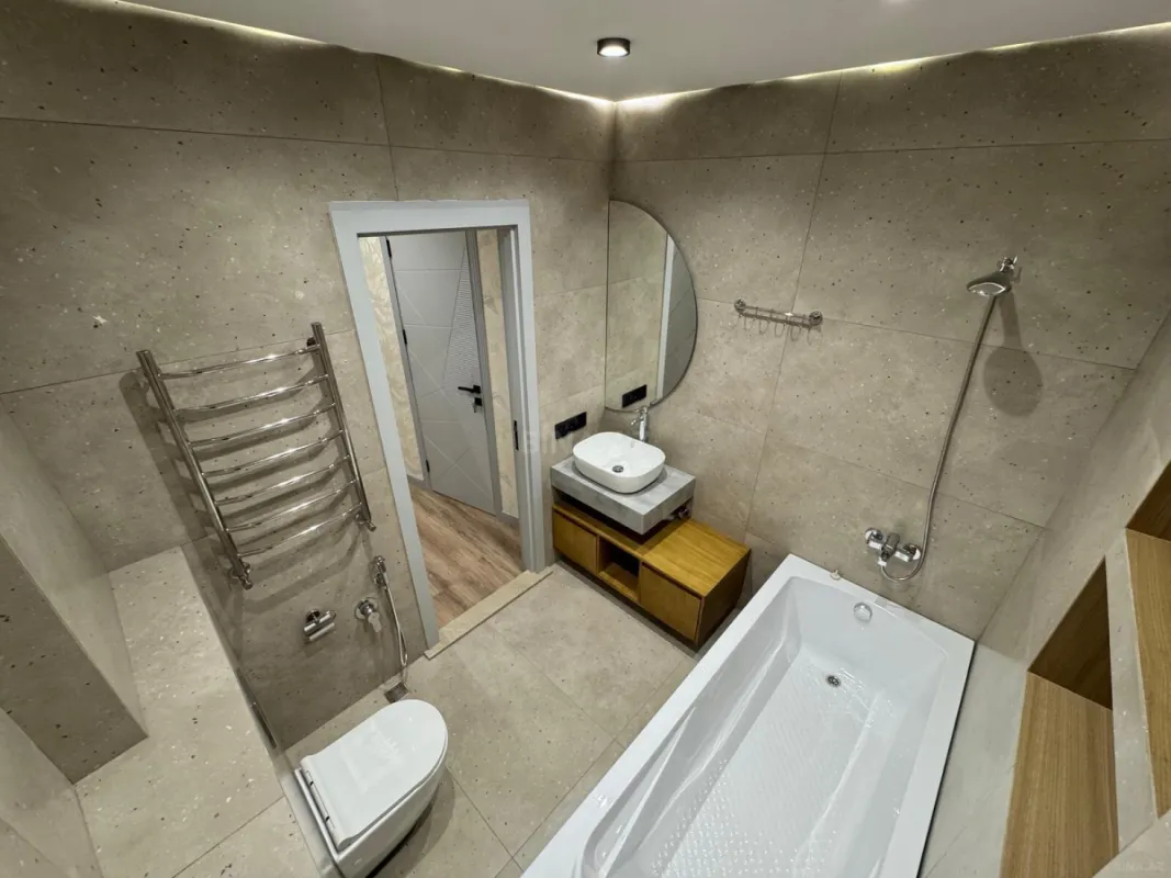 Satılır 4 otaqlı mənzil 183 m²